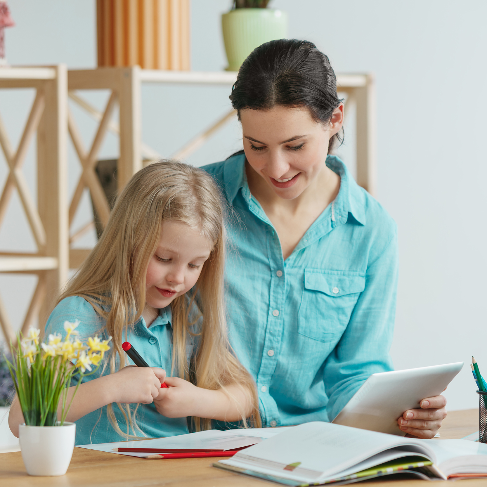 Mutter und Kind üben gemeinsam Rechtschreibung